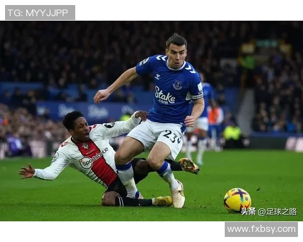 足球场上高抬腿如风奔跑的球星们展现速度与力量的完美结合